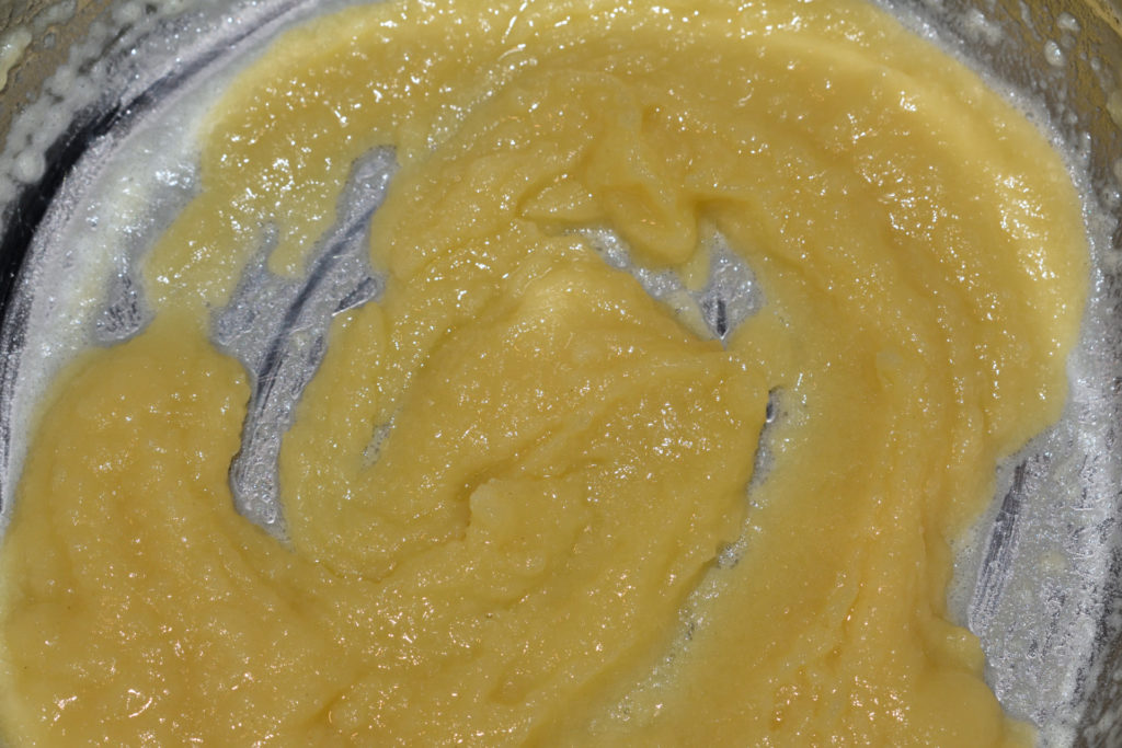 Zubereitung von Buttermehl - Schritt 1/3 | Das Mehl löffelweise in die soeben zerlaufene Butter rühren.