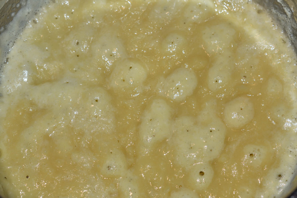 Zubereitung von Buttermehl - Schritt 2/3 | Die Mehl-/Buttermischung auf mittlerer Stufe unter ständigem Rühren bräunen.