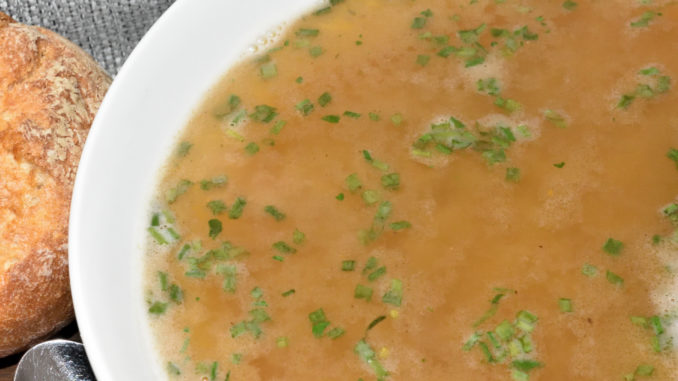 Klare Einbrennsuppe Ich zeige Dir, wie einfach Du mit Buttermehl eine dunkle Einbrennsuppe selbst kochen kannst.