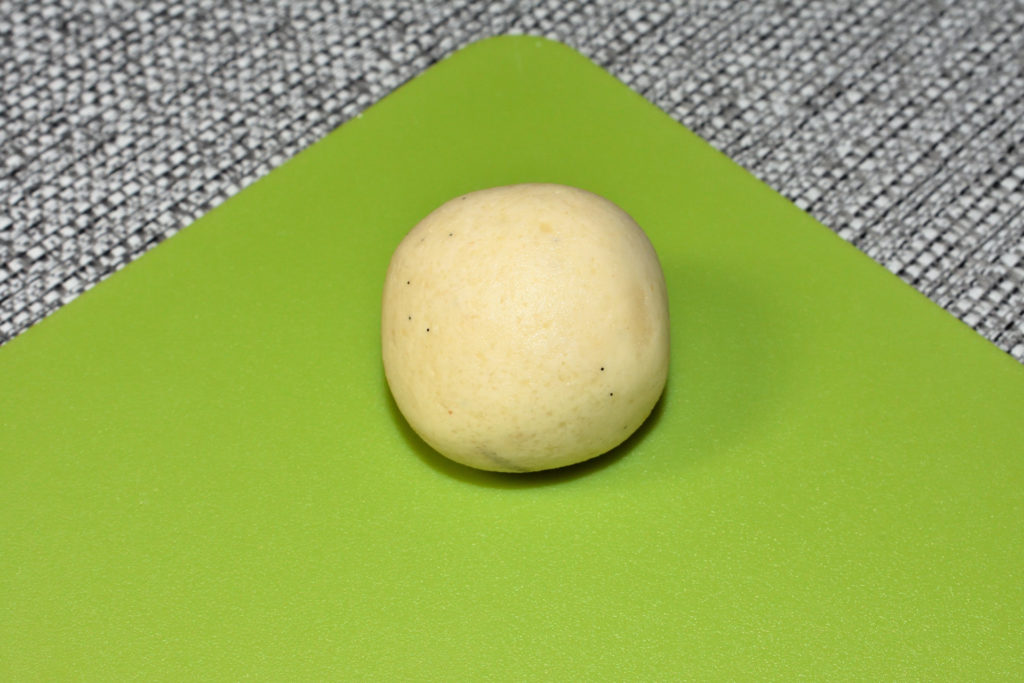 Vanillehörnchen formen - Schritt für Schritt erklärt (1/4) | Alles beginnt mit einer walnussgroßen Kugel.