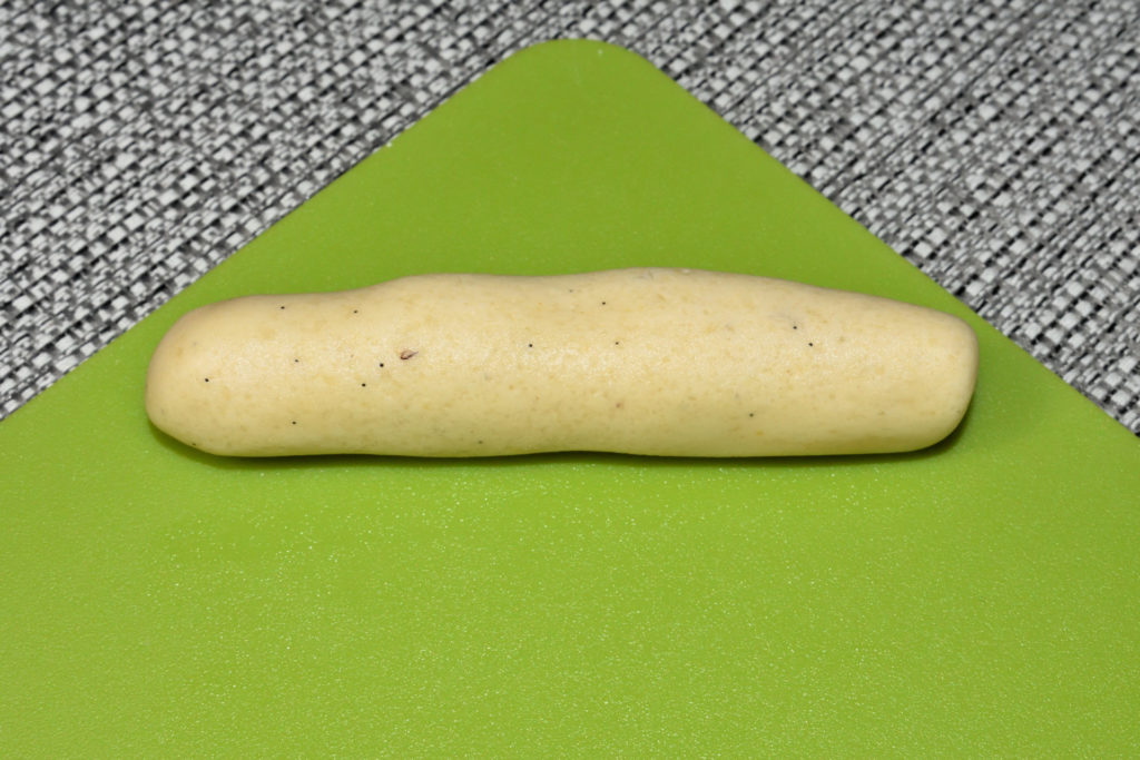Vanillehörnchen formen - Schritt für Schritt erklärt (2/4) | Diese Kugel formst Du zu einem etwa sechs Zentimeter langen Röllchen.
