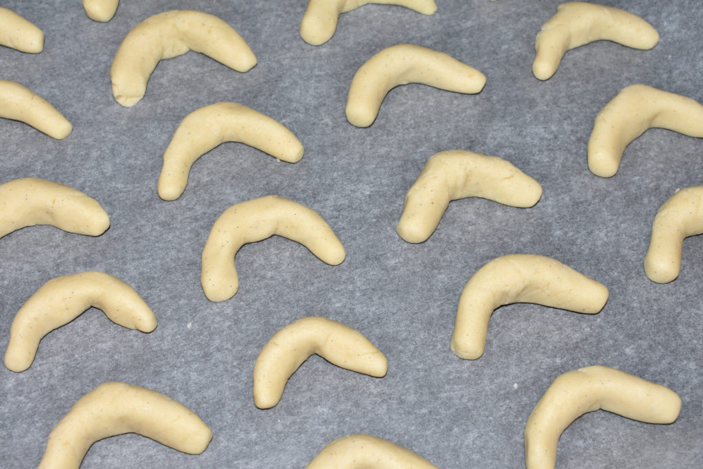 Vanillehörnchen formen - Schritt für Schritt erklärt (4/4) | Schon geht's ab in den Ofen. Und Du hast jetzt den Bogen raus! :-)