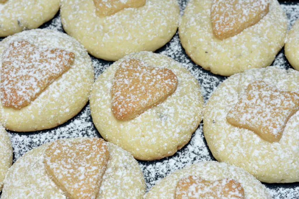 Wir basteln Lavendelplätzchen - Schritt für Schritt erklärt | Voilà... nach dem Backen sind sie fertig - die leckersten (und wahrscheinlich ersten) Lavendelplätzchen, die Du je probiert hast. :-)