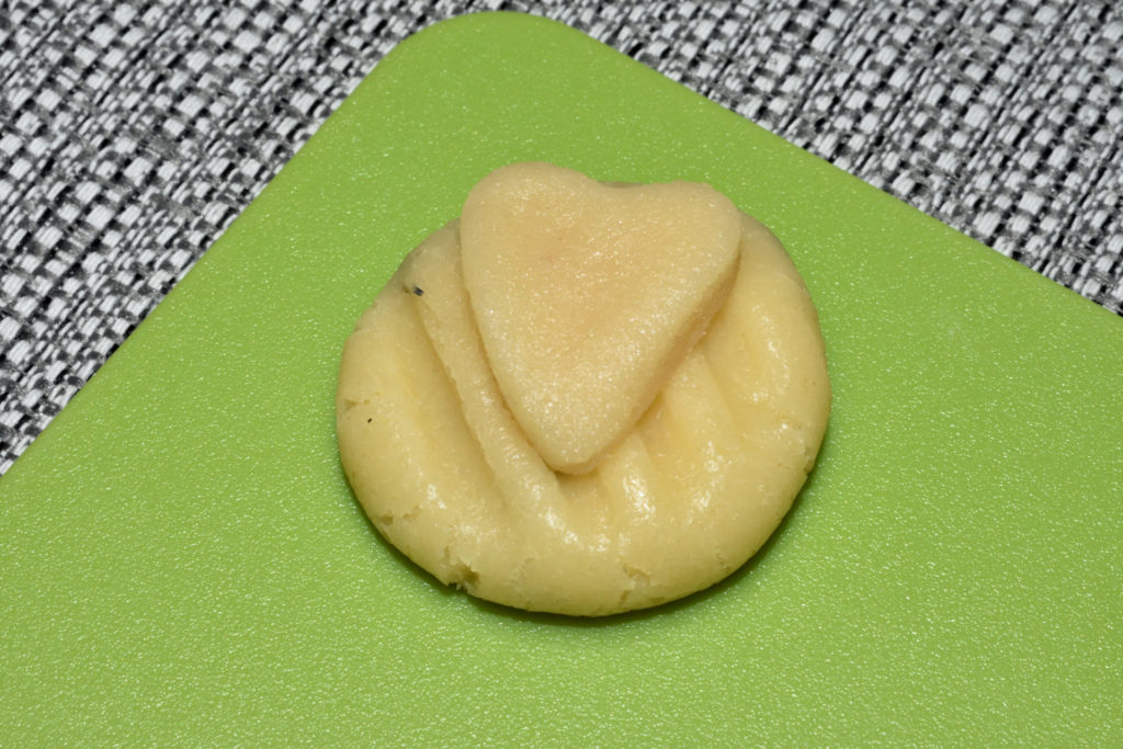 Wir basteln Lavendelplätzchen - Schritt für Schritt erklärt | Schritt 3: Zum Schluss kommt ein Herzchen aus Marzipan drauf und wird leicht angedrückt.