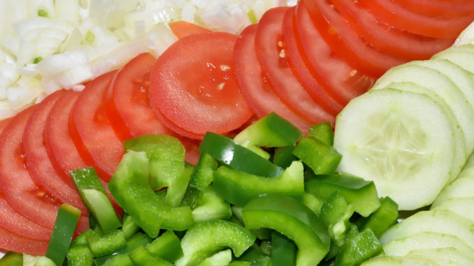 Zwiebeln, Strauchtomaten, Paprika und Salatgurken - etwas Schnippelarbeit kann ich Dir bei diesem Rezept leider nicht ersparen... immerhin soll das alles in eine kleine Brottasche passen.