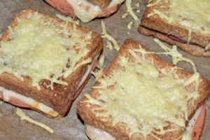 Mein klassisches Croque Monsieur mit Emmentaler-Käse und vegetarischem Aufschnitt.