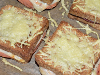 Mein klassisches Croque Monsieur mit Emmentaler-Käse und vegetarischem Aufschnitt.