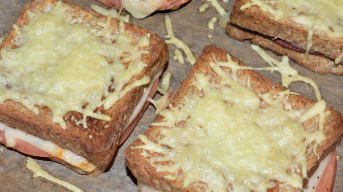 Mein klassisches Croque Monsieur mit Emmentaler-Käse und vegetarischem Aufschnitt.