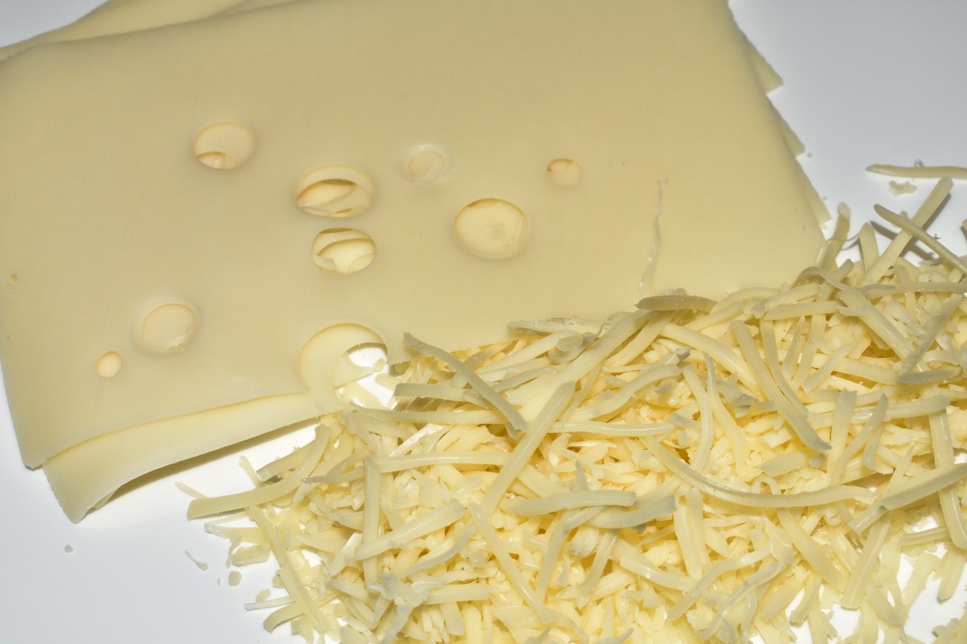 Emmentaler-Käse | Der Emmentaler kommt ursprünglich aus der Schweiz und ist ein echter Allrounder unter den Hartkäse-Sorten. Er eignet sich hervorragend zum Überbacken, Gratinieren oder als Käse für Fondues.