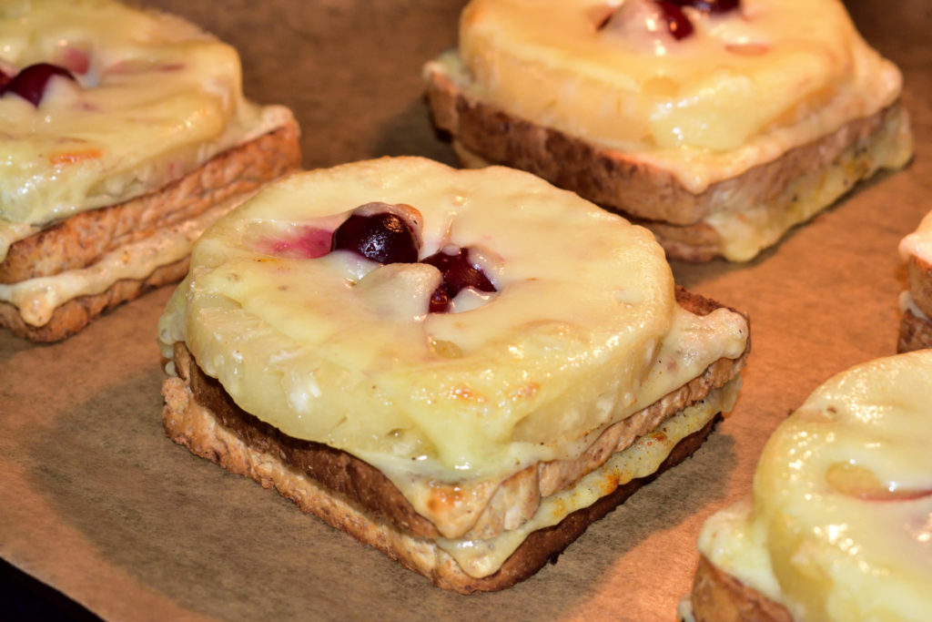 Toast Hawaii | Toast Hawaii mit Emmentaler - sein zarter Schmelz und das nur leicht würzige Aroma harmonieren perfekt mit der Süße aus Ananas und Kirschen.