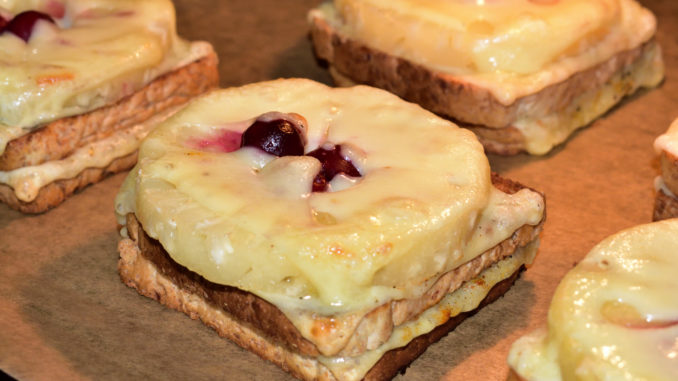 Toast Hawaii Aloha !! Bei diesem Snack muss doch einfach Südsee-Feeling aufkommen. :-)