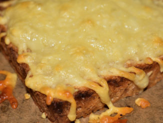 Selbst ein simples Toastbrot wird mit Käse überbacken zur schnell gemachten Delikatesse !