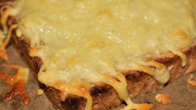 Selbst ein simples Toastbrot wird mit Käse überbacken zur schnell gemachten Delikatesse !
