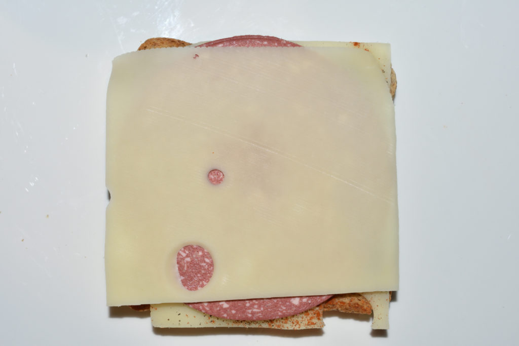 Croque Monsieur - Schicht für Schicht erklärt | Schritt 6: Na, das kommt uns doch bekannt vor... noch eine Scheibe Käse drauf. :-)