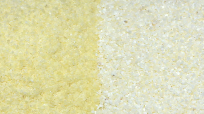 Links: Hartweizengrieß (gut zu erkennen an der goldgelben Farbe). Rechts: Weichweizengrieß.
