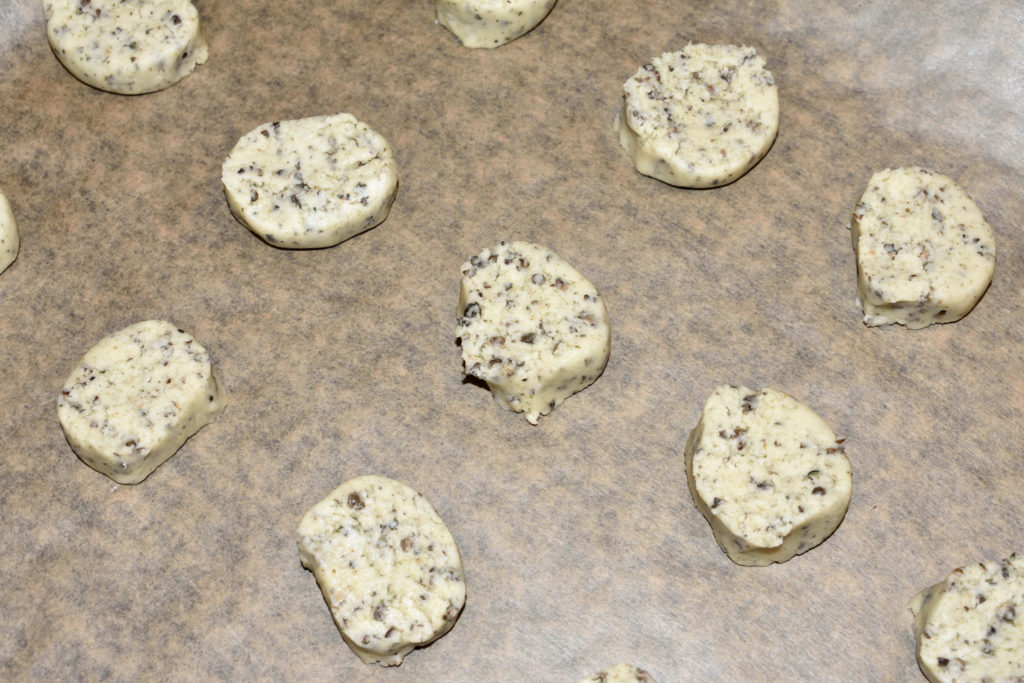 Hanf-Kekse: Schritt für Schritt erklärt... (2/3) | Gerollt und dann in Stücke geschnitten, warten die Teigrohlinge darauf, in den Ofen geschoben zu werden. Du siehst, perfekt rund müssen sie nicht sein.