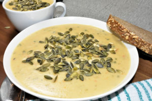 Kokosmilch verleiht meiner cremigen Kartoffelsuppe ein exotisches Aroma. Und serviert in einer Tasse wird sie auch zu einem optischen Hingucker - ideal als Vorspeise.