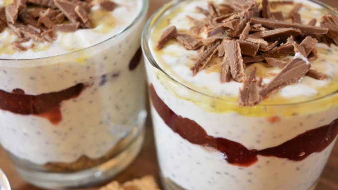Joghurt-Chia-Dessert So süß kann gesund schmecken - Chiasamen machen aus diesem fruchtigen Schichtdessert ein leckeres Superfood.