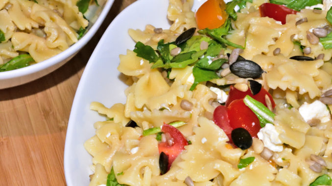 Mediterraner Nudelsalat mit Rucola und Fetakäse Mit diesem kulinarischen Highlight holst Du den Geschmack der mediterranen Küche zu Dir nach Hause!