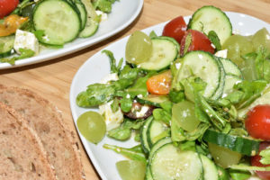 Gurkensalat muss nicht langweilig sein - mit frischen Zutaten und dem richtigen Dressing (ich sag nur Zitrone...) wird daraus ein moderner Genuss.