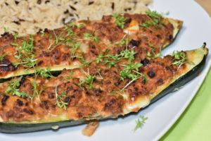 Im Sommer ist Erntezeit für Zucchini - und so lecker gefüllt finden sie bestimmt reißenden Absatz!