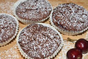 Kleine Küchlein, ganz groß - diesen schokoladigen Kirsch-Muffins kann bestimmt keine Naschkatze widerstehen!