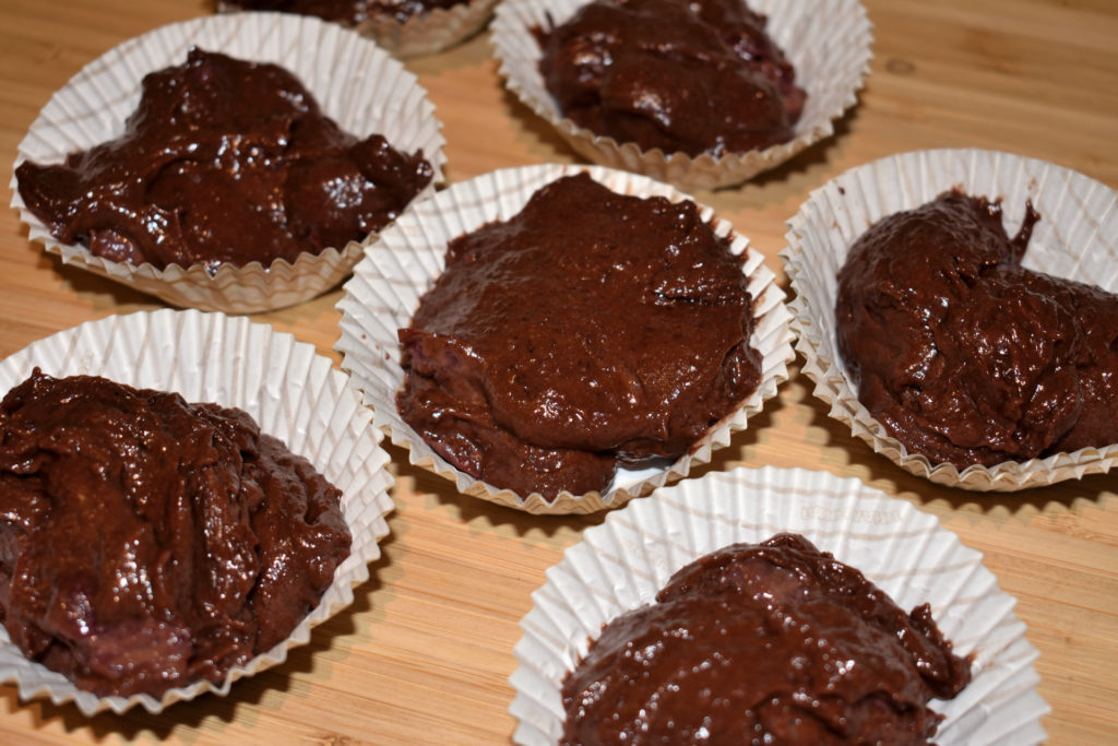 Schoko-Kirsch-Muffins - Zubereitung (3/3) | Fülle die Papierförmchen zu ca. ⅔ mit Teig. Das muss nicht perfekt aussehen, so bekommen die Muffins später einen individuellen Charakter! :-)