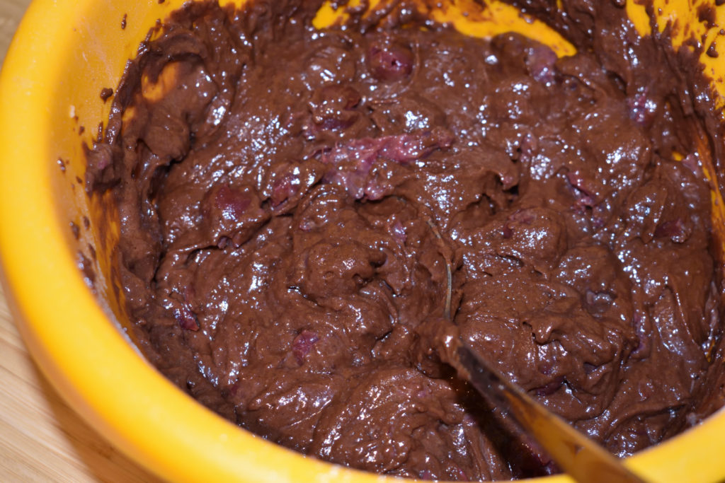 Schoko-Kirsch-Muffins - Zubereitung (2/3) | Die Sauerkirschen - ob erntefrisch oder aus dem Glas - mit einem Löffel vorsichtig(!) unterheben. Der Mixer würde die Früchte zerquetschen.