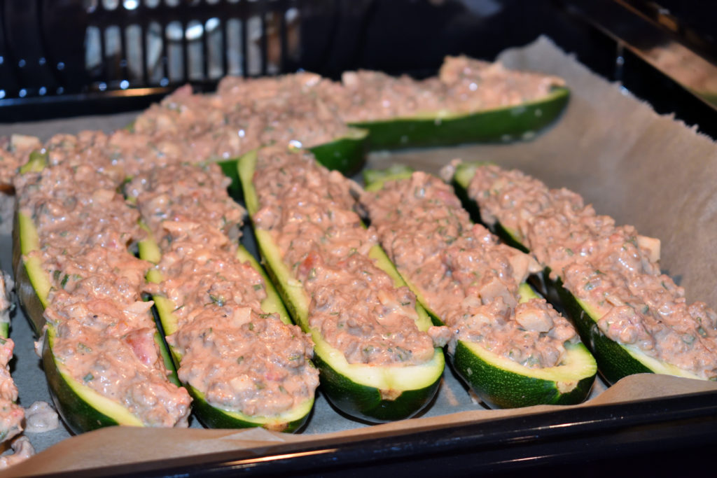 Zucchini richtig füllen - so geht's (6/6) | Damit die Füllung später appetitlich aussieht, solltest Du sie kuppelartig (halbrund) formen. Okay, je nach Konsistenz gelingt das mal mehr, mal weniger gut. ;-)