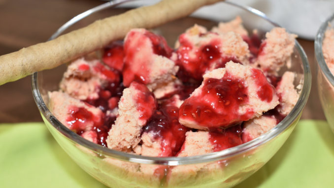 Tomaten-Mascarpone-Eiscreme Jede Wette, diese Geschmacksrichtung errät so schnell keiner: Sahnige Eiscreme mit fruchtig-aromatischen Tomaten und Mascarpone sowie süßer Himbeersauce (nebst Waffelröllchen).