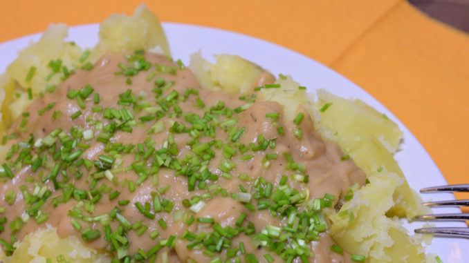 Serviervorschlag: Gekochte Kartoffeln mit Rahmsauce und Schnittlauch. Schnell, einfach, lecker.