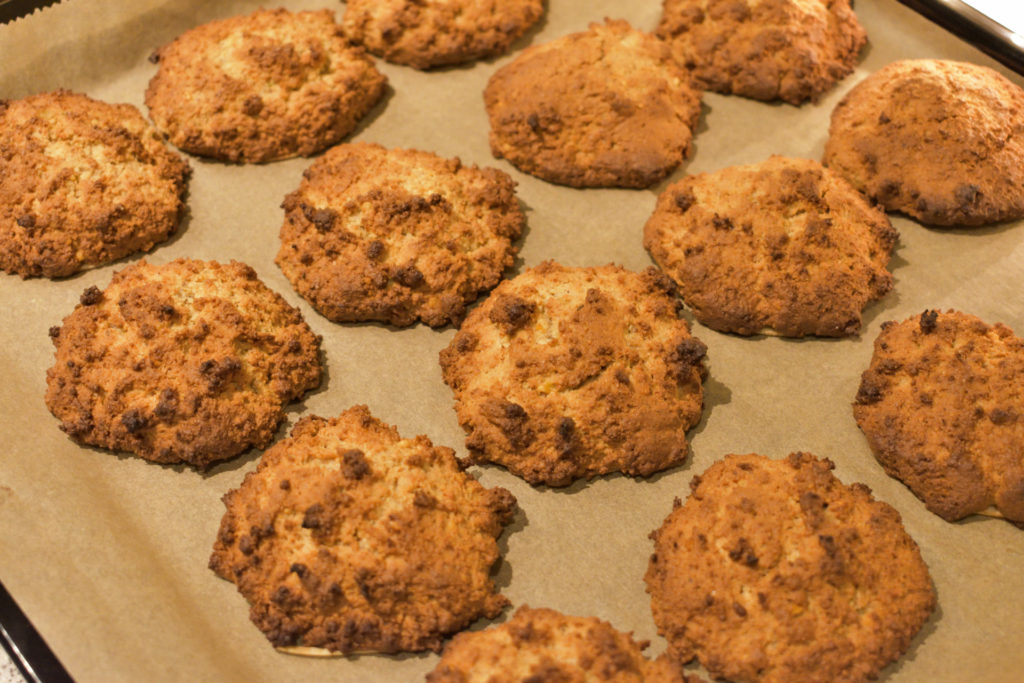 Die Lebkuchen: Raus aus dem Ofen! | Die Lebkuchen brauchen nur leicht gebräunt zu werden. Meine sind schon fast ein bisschen zu dunkel geraten... naja, unter der Schokoglasur sieht man es nicht mehr. ;-)