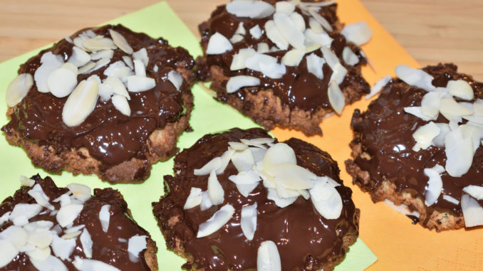 Ein Klassiker im Winter: Selbstgebackene Lebkuchen! Mit einem Schuss Orangenlikör verfeinert und einem dicken Überzug aus leckerer Schokolade... mmmh!