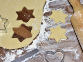 Zwei Sternchen, die bestimmt einmal galaktisch gut schmecken werden. Doch vor dem Genuss wartet die Arbeit auf alle fleißigen Plätzchenbäcker...