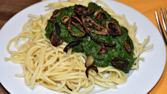 Spaghetti mit Rahmspinat und Zwiebelringen Pasta mit frischem Rahmspinat und gebratenen Zwiebelringen - so einfach kann lecker sein!