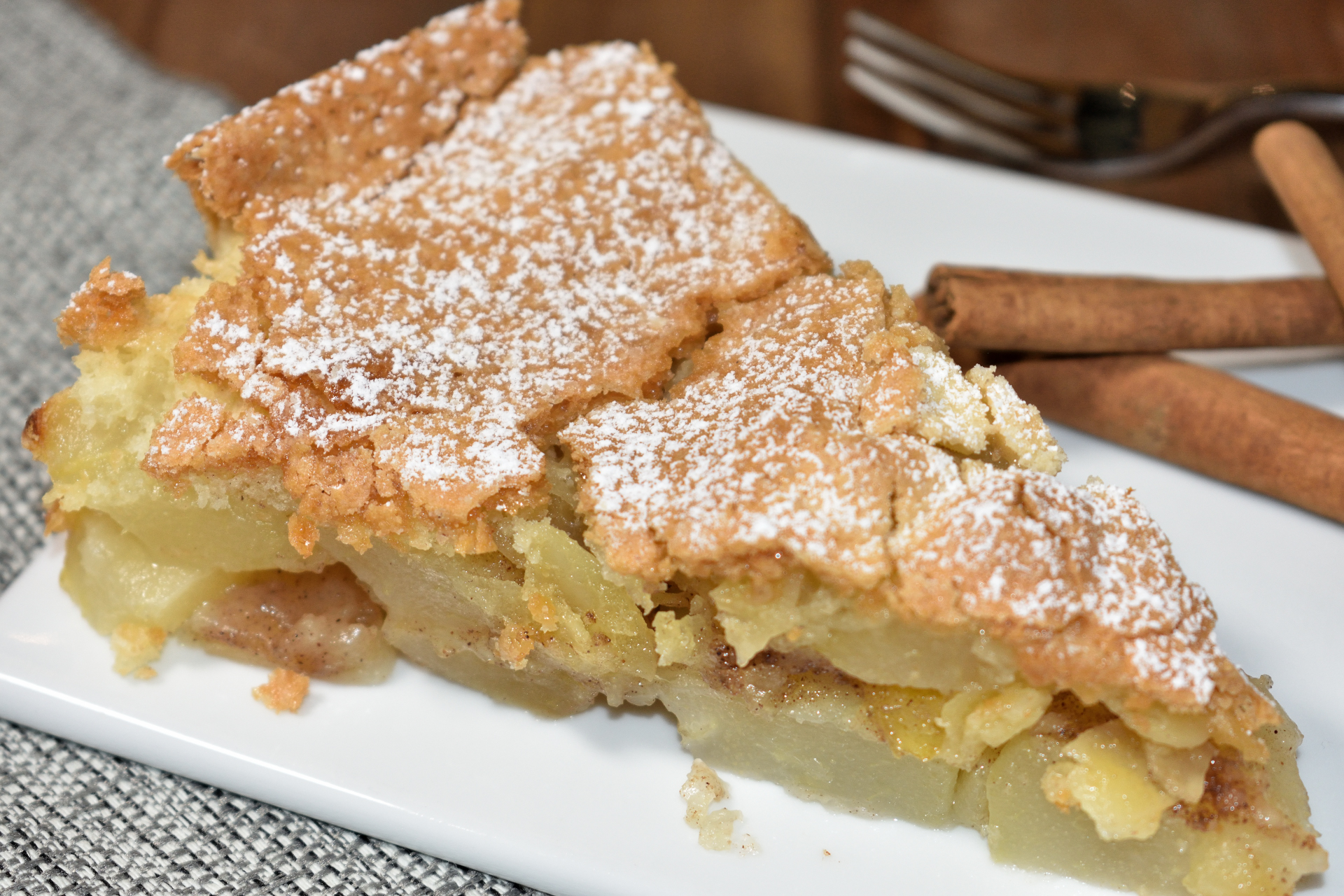 Apfel-Birnen-Kuchen mit Zimtsoße | Veggie Tobi