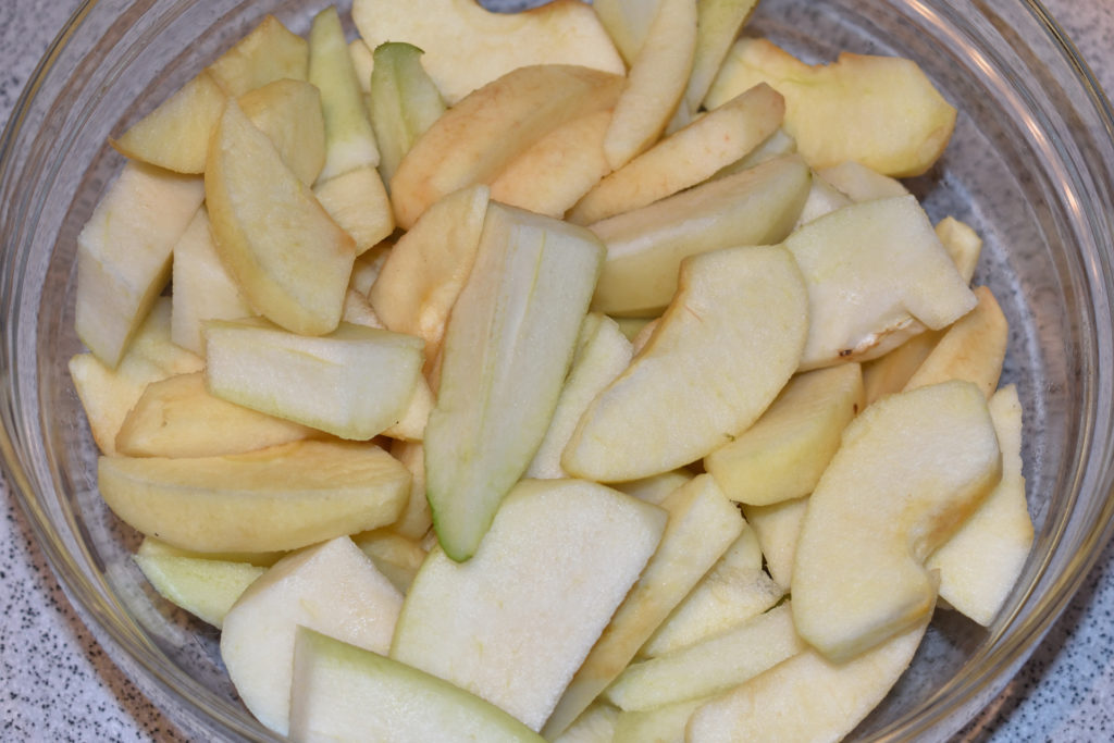 Das Schnippeln dauert... aber es lohnt sich! | Bis zur weiteren Verarbeitung legst Du die Obstschnitze am besten in eine Schüssel. Etwas Zitronensaft drüber verhindert ein zu schnelles braun werden und gibt ein tolles Aroma.