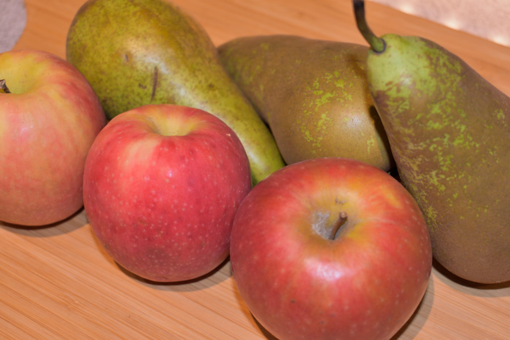 Apfel-Birnen-Kuchen: Seine Namensgeber | Für dieses Rezept brauchst Du ein gutes Kilo Obst. Ich empfehle Dir eine Mischung aus fein säuerlichen Äpfeln und festen, süßen Birnen.