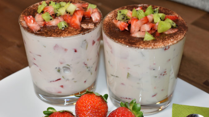 Erdbeer-Kiwi-Dessertcreme Da schmeckt jeder Löffel: Meine frische Quark-Joghurt-Creme mit Erdbeeren und Kiwistückchen... mmmh! :-)