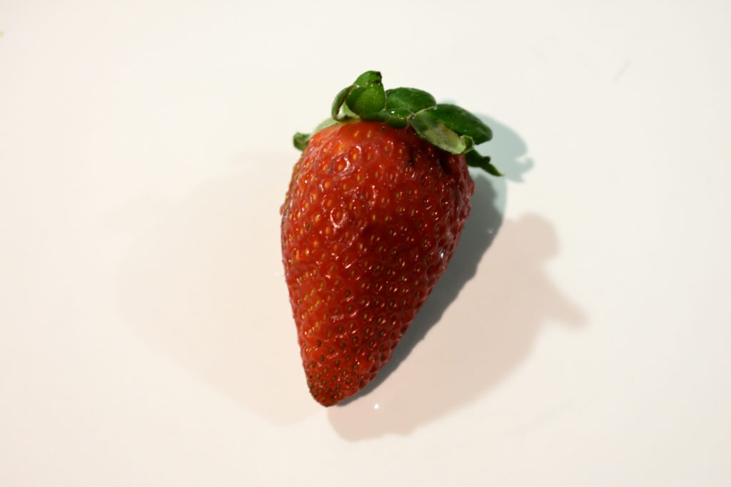 Die Erdbeeren vorbereiten (1/2) | Achte beim Kauf von Erdbeeren darauf, dass diese schön tiefrot sind. Orangefarbene oder gar teilweise grüne Früchte schmecken sauer.