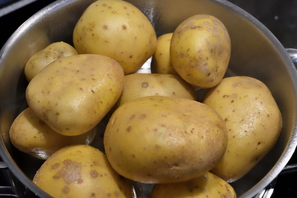 Kartoffeln im Dämpf-Kochtopf | Es dauert zwar am längsten, doch im "Dämpfer" behalten die Kartoffeln ihr volles Aroma. Wichtig: Deckel drauf (der kam nur kurz für's Foto ab)!