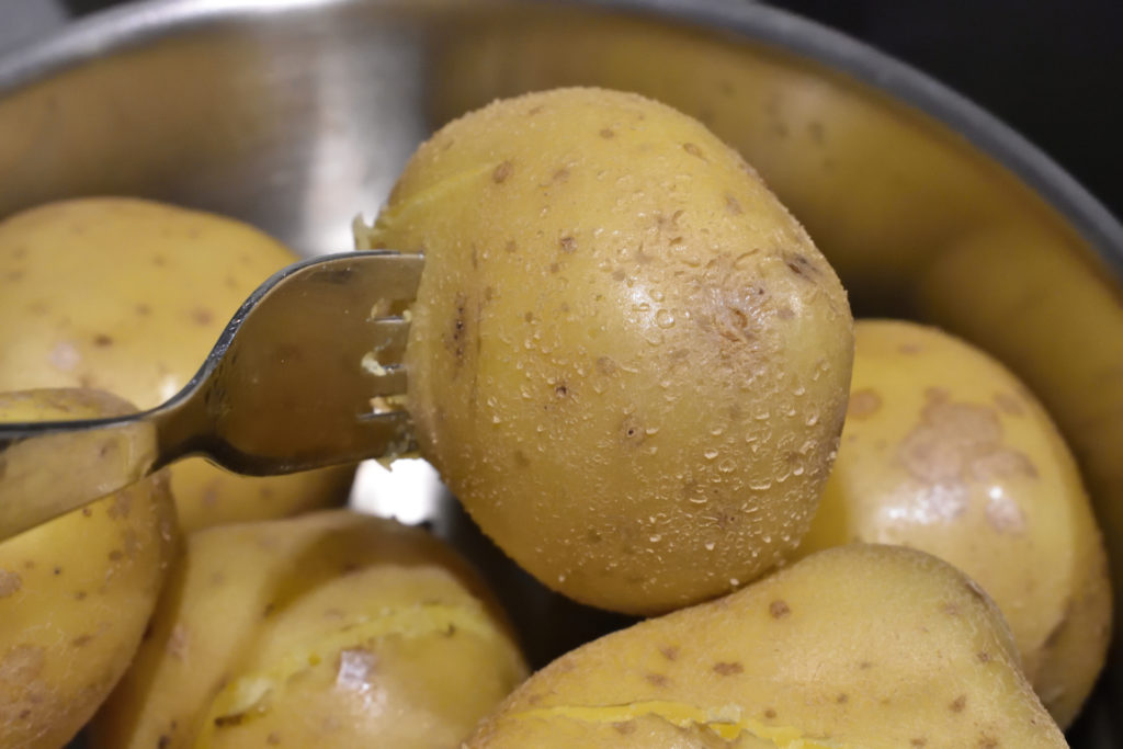 Kartoffeln im Dämpf-Kochtopf - die Kochprobe | Stich mit einer Gabel in eine große Kartoffel. Die Kartoffeln sind gar, wenn Du die Zinken mit gleichmäßigen Druck einstechen kannst.