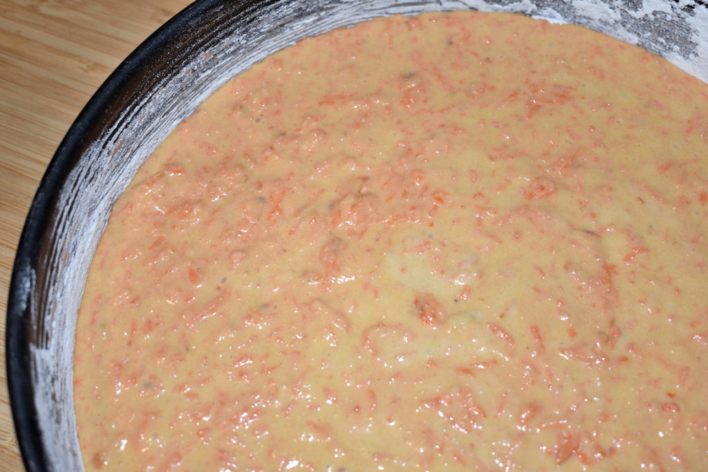 Rein in den Ofen... | Ja, ich weiß. So wirklich appetitlich sieht der Teig nicht aus, aber das wird schon. Schließlich muss der Kuchen noch gebacken werden.