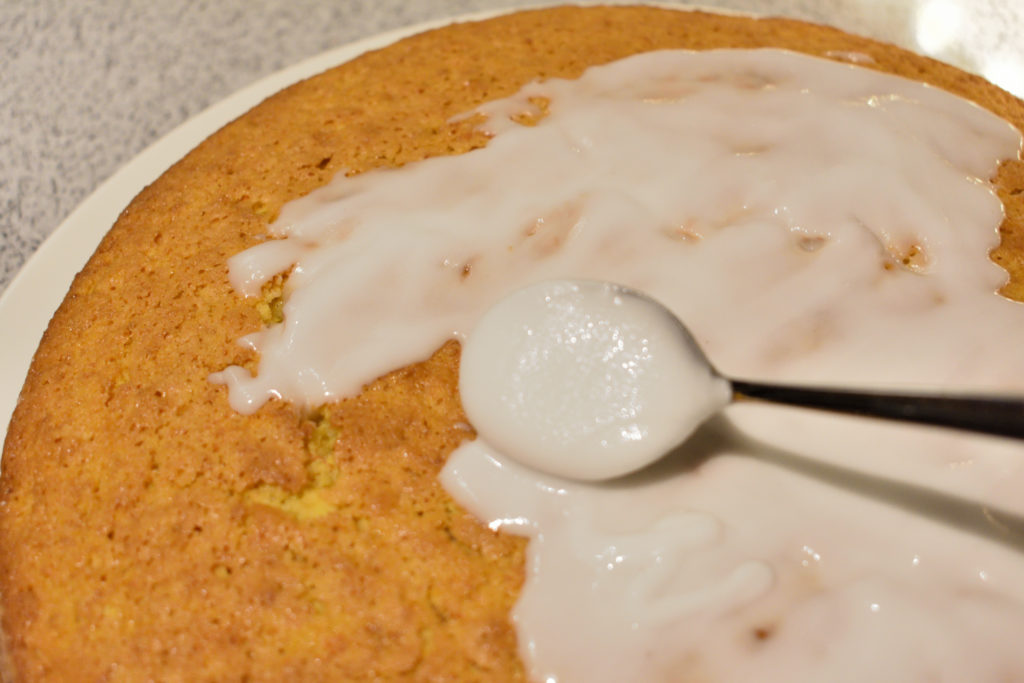 Das Tüpfelchen auf dem Karottenkuchen | Am besten gibst Du die Glasur löffelweise auf den Kuchen und verteilst sie gleichmäßig mit der Rückseite der Laffe (so heißt die Mulde des Löffels).