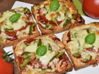 Knusprig geröstetes Toastbrot belegt mit italienischen Strauchtomaten, Paprika und viel Käse - das schmeckt so lecker wie es aussieht. Eine echte Alternative zu Pizza!