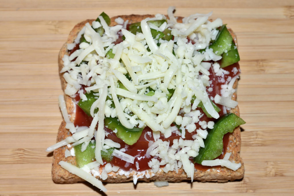 Pizzatoast wie in "bella italia" - so wird's gemacht | Schritt 7: Der Käse sieht gebacken nicht nur toll aus, sondern hält auch die Toastpizza zusammen.