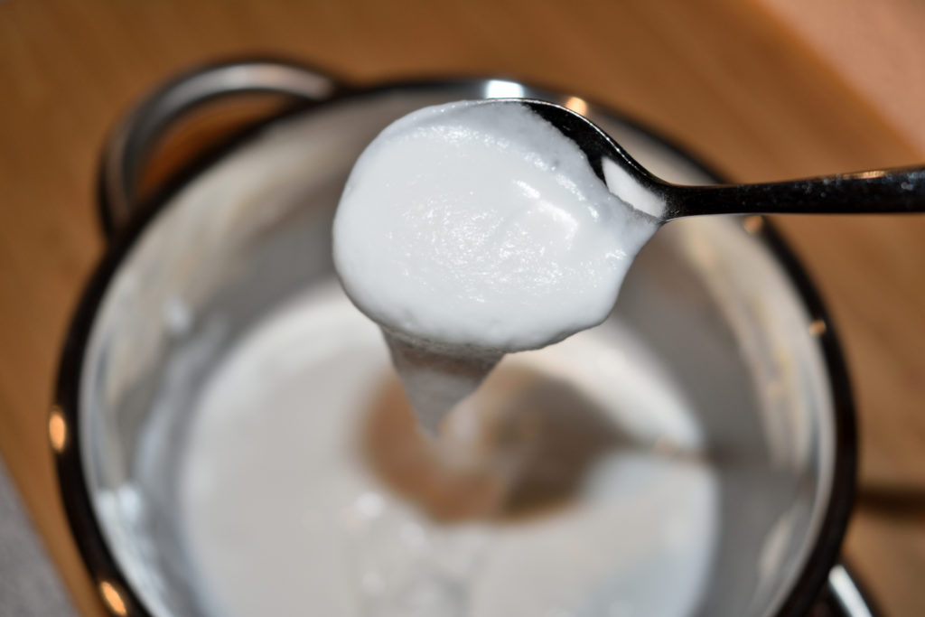 Zuckerglasur (mit Orangenlikör) | Zuckerglasuren sind eigentlich narrensicher. Achte nur darauf, sie nicht zu flüssig werden zu lassen und klümpchenfrei anzurühren.