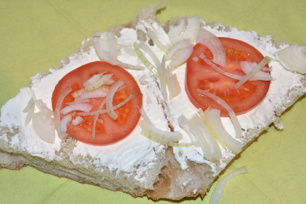 Gefülltes Fladenbrot - so wird's gemacht | Für Biss und Schärfe sorgen dünn(!) geschnittene Zwiebelstückchen.