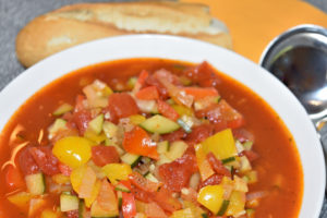 Wenn Du Suppen magst, wirst Du diese Gemüsesuppe nach Art von Ratatouille lieben! Fruchtig-pikant, aber nicht zu scharf. Die passt auch prima zu jeder sommerlichen Grillparty!