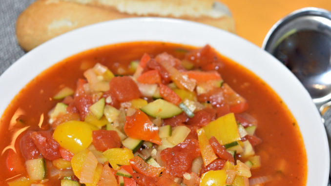 Feurige Paprika-Zucchini-Suppe Wenn Du Suppen magst, wirst Du diese Gemüsesuppe nach Art von Ratatouille lieben! Fruchtig-pikant, aber nicht zu scharf. Die passt auch prima zu jeder sommerlichen Grillparty!